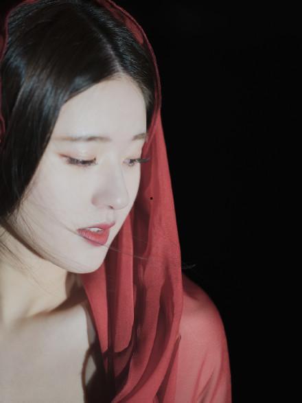 国风美女吃瓜