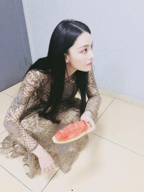 张菲菲吃瓜